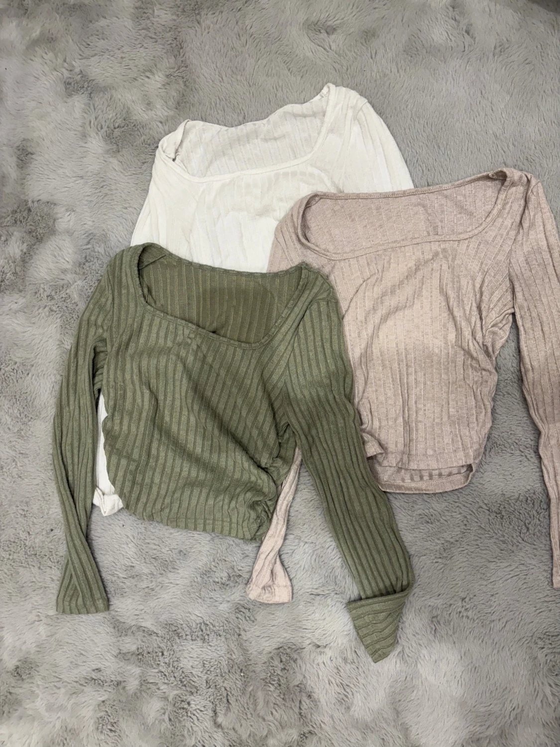 Ribbad långärmad topp i tre färger