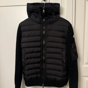 Moncler cardigan - cardigan från moncler! Säljer pga att den är för liten på mig. Storlek M, påse samt tag medföljer! Pris kan diskuteras vid snabb affär 