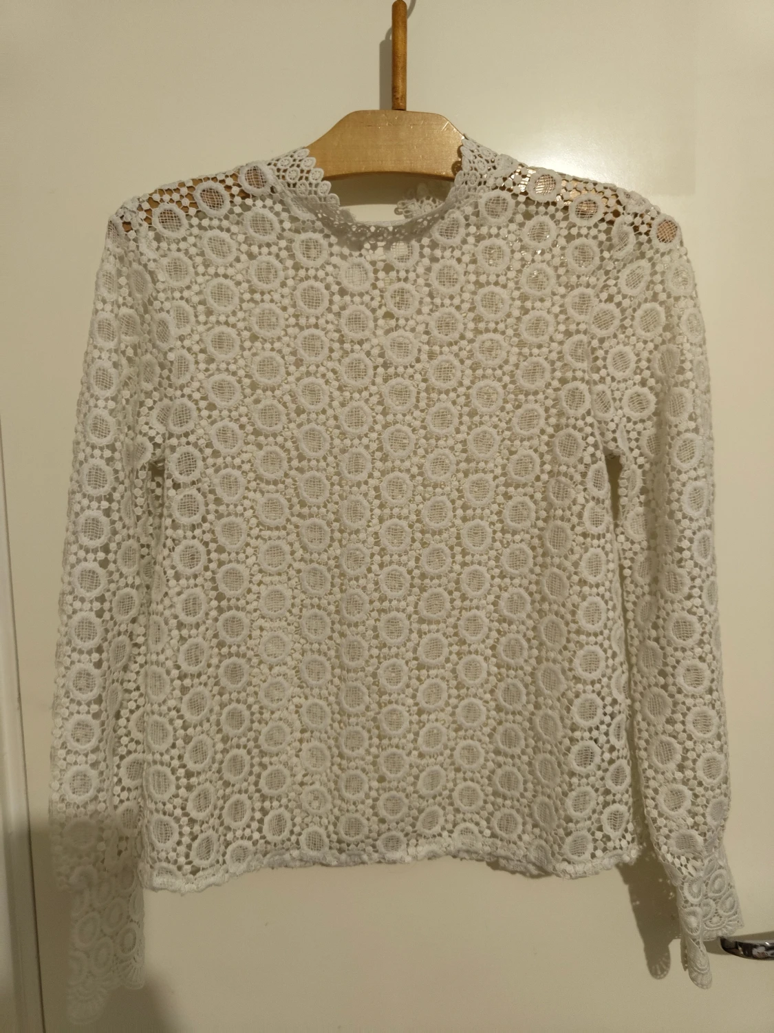 En vit blus som är genomskinlig typ