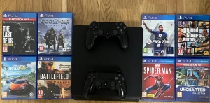 Playstation 4 med spel och 2 kontroller  - Säljer en PlayStation 4 Slim 500GB med alla kablar den är i fint skick, komplett med två originalkontroller och åtta populära spel: The Last of Us, God of War Ragnarök, FIFA 23, GTA V, The Crew Motorfest, Battlefield Hardline, Spider-Man och Uncharted Collection. Konsolen och tillbehör är välvårdade och fungerar utmärkt. Man kan köpa spelen separat med de måste vara 2 per köp så jag säljer inte 1 och 1 