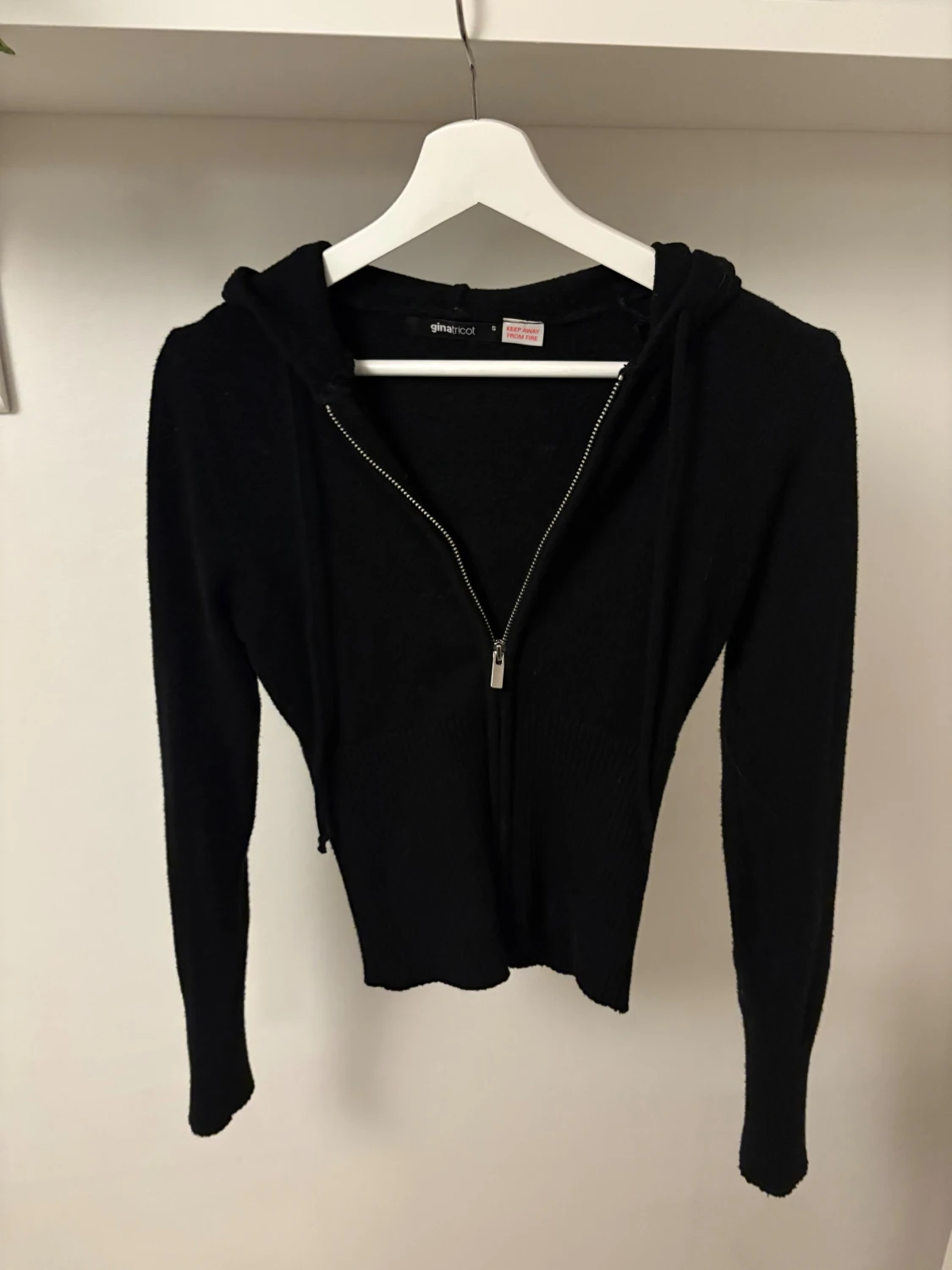 Svart stickad hoodie med dragkedja Gina Tricot