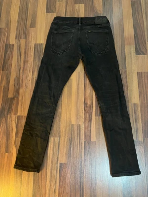 Lee Jeans - Svarta stilrena Lee jeans säljes då som inte används. Nästan aldrig använda så väldigt bra skick. Kontakta mig för fler bilder eller funderingar🤝