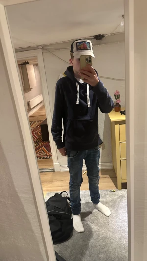 INTRESSEKOLL!!! KOM MED PRISFÖRSLAG - Säljer min feta russemerch hoodie. Storlek M. Är 173 och den passar lite för stort på mig men det syns inte. Kan byta mot en grå i storlek M men S kan funka. Finns lite fläckar men det är bara för att jag inte pallat tvätta den, men tvättas såklart innan den skickas