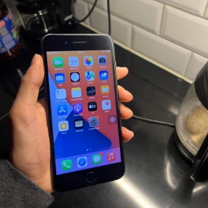 iPhone 7 Plus 256GB - Snygg iPhone 7 Plus med 256GB lagring och batterihälsa på 100%. Skärmen och chassit ser ut att vara i mycket gott skick utan synliga repor eller skador bak sida lite täcken på repor lägger man skal så syns det inte alls. Perfekt för dig som vill ha en pålitlig och rymlig mobil med stor skärm och bra prestanda.