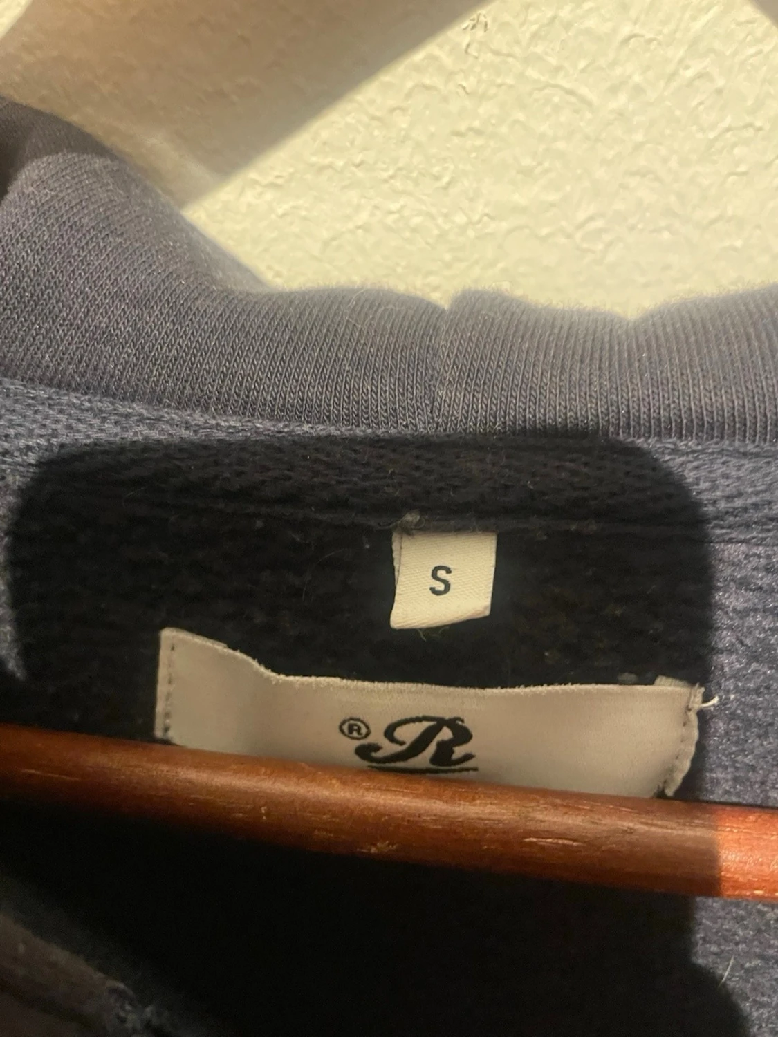 Säljer en blå russemerch tröja   - 4