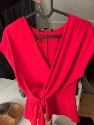 Röd omlottblus - Jätte fin omlottblus ifrån Zara. Använd endast på julafton förra året. Perfekt blus till jul!!!