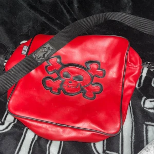 Y2K väska - Cool väska i bra skick! Ungefär 25x30cm stor. Har axelband som går att spänna ut och in. Lite fläckig inuti från smink