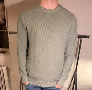 Gran Sasso Tröja - Mint grön stickad GranSasso tröja. Perfekt nu när det är lite kyligare. Skick 10-10✅Storlek 48 Nypris 3000kr Mitt pris 399kr 💳 Modellen är 180cm - 65kg Vid frågor eller funderingar hör av er 📩
