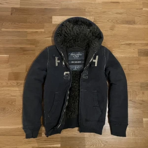 Abercrombie & Fitch Wolf Jaw Jacket - Säljer denna sjukt snygga och eftertraktade A&F wolf jaw jacka. Pälsen och skicket överlag är perfekt utan några defekter alls. Riktigt varm och fungerar perfekt för höst/vintersäsongen. Hör gärna av er vid ytterligare frågor!