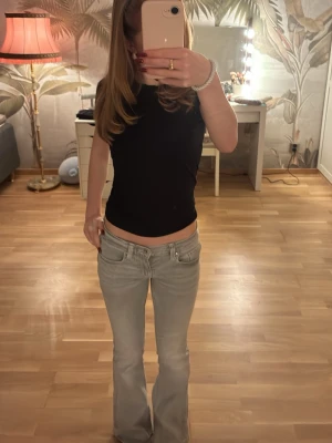 Lågmidjade grå bootcut jeans Gina tricot  - Säljer ett par gråa jeans från Gina Tricot med extra låg midja och bootcut-ben. Jeansen har klassiska fickor med dekorativa sömmar bak. Älskar verkligen jeansen men behövde köpa i en storlek större då dessa börjar bli lite för korta (är 163cm) 💕