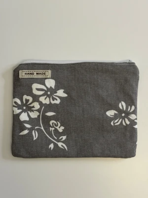 Handgjord necessär av second hand tyger - En handgjord necessär utav second hand tyger. Unik, hållbar och perfekt för att samla alla dina vardagsfavoriter i väskan. Fodrad och stängs med dragkedja. Endast ett unikt exemplar.                  Instagram: secondstitch.bymatilda 💕