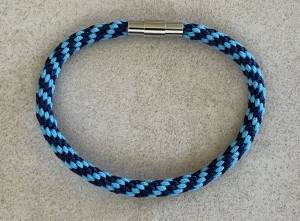  Djurgården DIF armband 19 cm - Priset på armbandet är fast, knappen ”prisförslag” går inte att dölja.  Nytt handflätat armband i Djurgårdens färger med spänne i rostfritt stål, ca 19 cm . Det har en inflätad rostfria ståltråd som gör att det inte tänjer sig.  