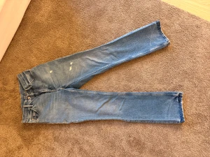 Acne Studios jeans 1977 - Säljer mina älskade jeans i modell 1977 från Acne som tyvärr blivit för små 