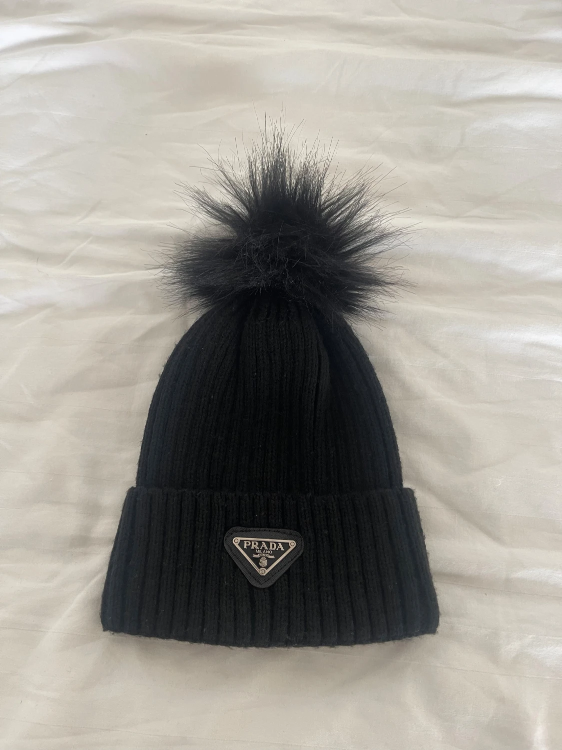 Svart ribbstickad mössa  - 1