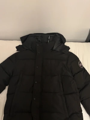 Svart pufferjacka från Canada Goose XL - Säljer min black label Canada goose jacka med black badge storlek XL men passar L. Har haft den ett tag nu och vill sälja den på grund av att jag har växt ifrån stilen. Priset kan diskuteras vid snabb affär!! . Det är fel på dragkedjan den måste bytas 