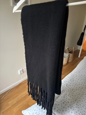 svart halsduk Carin Wester - Fin stickad halsduk från Carin Wester, aldrig använd. Väldigt mjukt, skönt och varmt material, inte stickigt alls. Tjock och gosig!