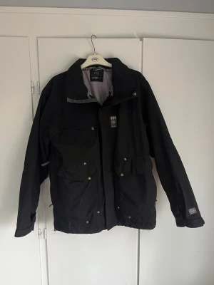 Helly Hansen jacka  - Denna Jack är en jätteskön och framförallt väldigt varm, perfekt nu till vintern. Det märks att den är använd med det finns inga defekter på jackan. Storleken är M