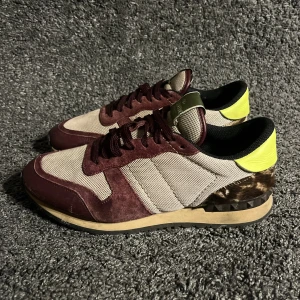 Valentino Rockrunner - Säljer ett par valentino rockrunner i färgen vinröd. Fint skick, använda men har mycket kvar att ge! Storlek 42. Nypris 5999kr, köp för endast 700kr!!