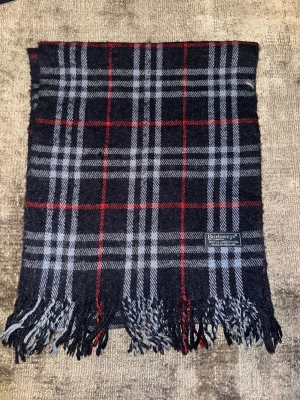 Navy burberry scarf  - Fint skick, helt flawless