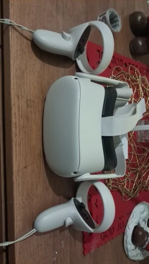 Oculus Quest 2 VR-headset - Oculus Quest 2 VR-headset med två handkontroller. Enheten ser ut att vara i gott skick med endast mindre tecken på normalt bruk. Perfekt för uppslukande VR-spel och upplevelser, trådlös och enkel att använda. Inga synliga defekter eller större slitage.