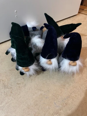 Dekorationstomtar  - 8 st dekorations tomtar i mörk blå och grön, 4 st av varje färg, säljs för 100 kr. 