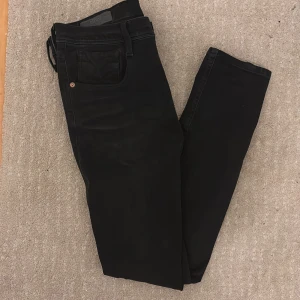 Svarta Replay Anbass jeans,  - Snygga svarta Replay Anbass jeans i hyperflex modell. 29:32, dom har inga defekter och är i ett bra skick. Kontakta för mer information!