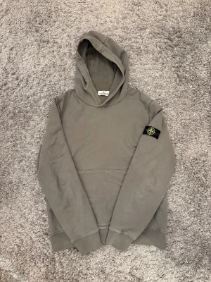 Stone Island tröja  - Släpper billigt! ÄKTA storlek S  , start pris 450 , är lite färg blind tröjan är grå men ändå oliv grön . 