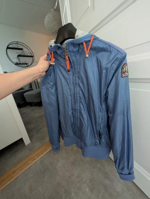 Blå vindjacka från Parajumpers L - Storlek L men liten i storleken . Passar mig bra som har S