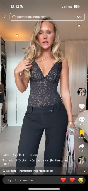 Spetsbody  Intimissimi - Supersnygg och populär spetsbody från Intimissimi med spets och v-ringad hals. Tunn, genombruten spets med mönster och figurnära passform. Perfekt att styla med höga byxor eller kjol för en trendig look.