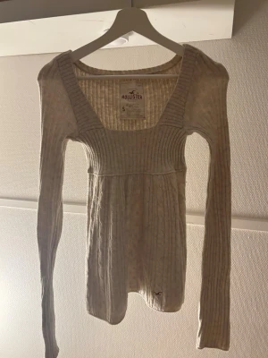 Beige stickad tröja Hollister - Intressekoll på min vintage rare babydoll topp i stl S, passar mer XS. Skicka prisförslag så får vi se vad jag tycker om priset, var reasonable med ditt prisförslag.