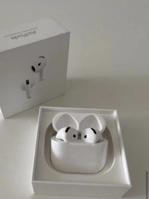 AirPods 4 - Snygga och populära Apple AirPods Pro med laddningsetui. Trådlösa hörlurar med aktiv brusreducering och hög ljudkvalitet. Produkten ser ut att vara i mycket gott skick, med originalförpackning inkluderad. Perfekt för musik, samtal och träning.