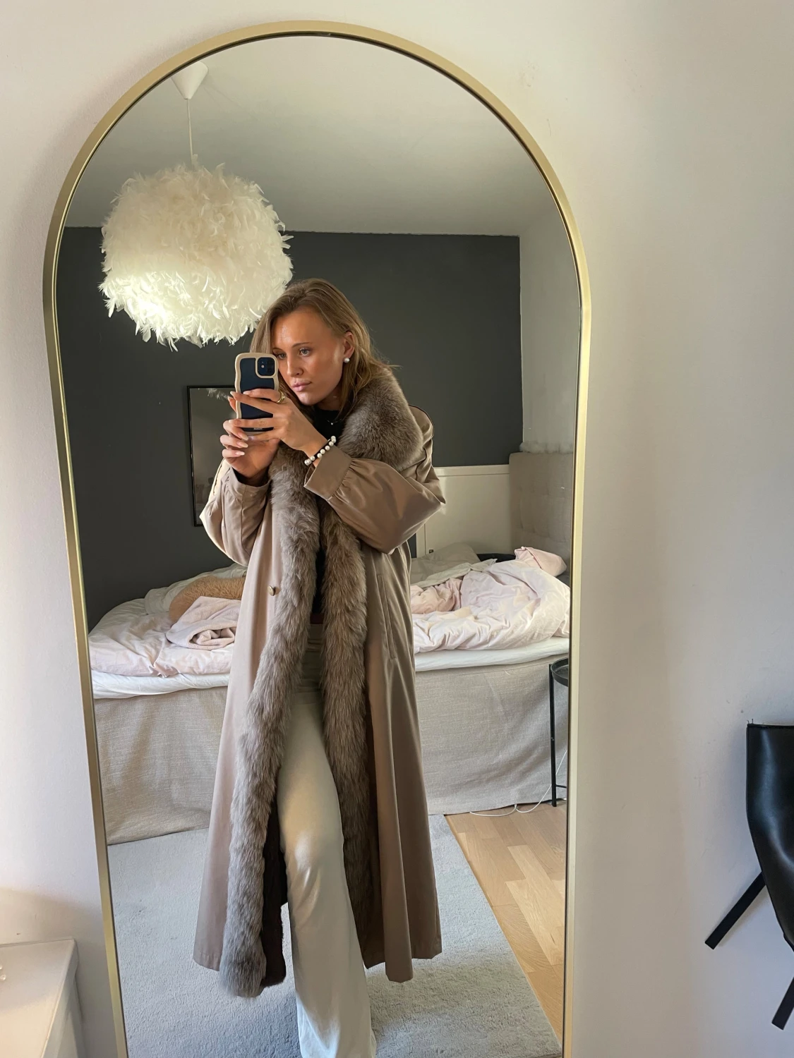 Beige lång kappa med pälsdetaljer - 1