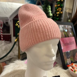 Rosa satinmössa - Vi driver ett UF-företag där vi erbjuder skonsamma och stilrena mössor med satin, det bästa för ditt hår!🩷