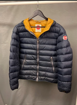 Colmar jacka - Supersnygg och varm vinterjacka från colmar! Size 50 motsvarar M! Modellen är 179 o den ör lite stor. Rekommenderar 181-187 cm! Begagnad men bra skick! Nypris 4000, vårt pris endast 1399kr! Hör av dig vid minsta fundering ☺️Fraktar samma dag☺️