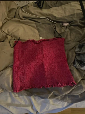 Rosa kort taight kjol - Kort taight kjol i en väldigt stark rosa, nästan aldrig använt