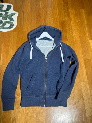 Ralph lauren zip hoodie - Storlek S modell 170, 55kg mycket fint skick nypris 2299kr mitt pris 799kr skriv vid frågor!