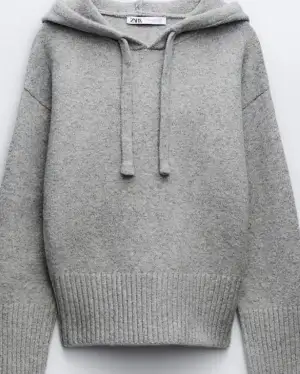 Säljer min gråa stickade hoodie från Zara eftersom att den inte kommer till användning, den är använd ca 4 gånger och är i väldigt bra skick. Den här hoodie säljs inte längre och är svår att få tag i.💕 kontakta mig om mer bilder💗