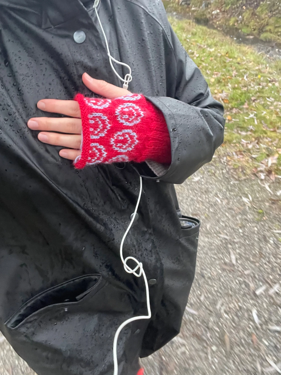 Röda stickade handledsvärmare i alpackaull - 1