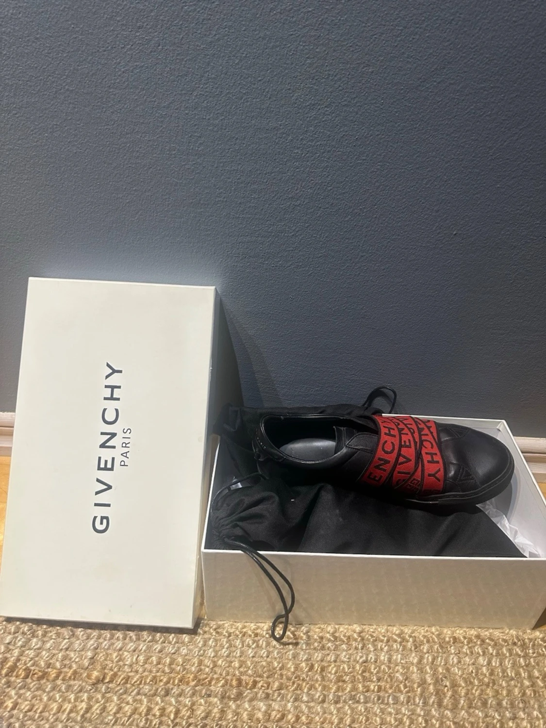Givenchy svarta sneakers med röda band - 1