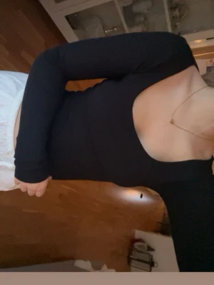 Svart urringad tröja - Jätte snygg svart urringad tajt tröja! Den är otroligt bekväm och sitter inte alls hårt på då den har rätt så stretchigt material😍Från H&M i storlek Xs!