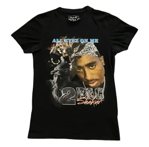T-shirt Tupac - Skick 8/10. Väldigt fin t-shirt som är väldigt fint använd. Köptes i zalando. Passar dig som har S/M och om du vill den ska sitta tajt så passar den M vill man ha den lite lösare så är den till för xs/s