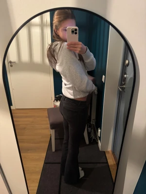 Svarta Lågmidjade jeans - Supersnygga lågmidjade svarta jeans med bootcut. Jag är 164 cm och sitter bra i längden. Skriv ifall fler frågor! 💕