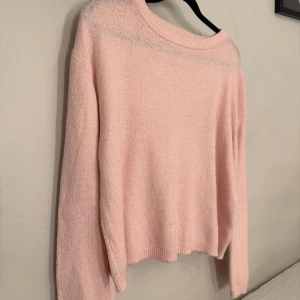 Pastellrosa och vit stickad tröja 157 - Två mjuka stickade tröjor från 157, en i pastellrosa (S) och en i vit (XS). Båda har rund hals, ribbade muddar och lång ärm. Perfekt för dig som gillar enkel och clean stil med en touch av färg. Snygga att matcha med jeans eller kjol. Säljer de tillsammans 