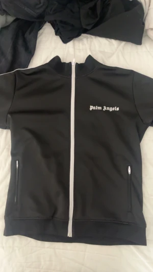 Palm Angels zip tröja  - Äkta Palm angels zip säljs då jag inte använder den. Använt den lite förra sommaren så skicket är 8/10 Priset går att diskutera kom gärna med förslag. Perfekt julklapp till sitt barn eller vän. Vid frågor är det bara att skriva i dm