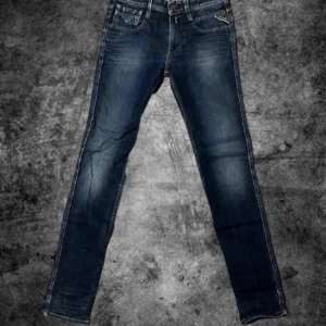 Replay Anbass jeans blå  - Säljer dessa mörkblåa jeans från Replay. Anbass. Storlek 28/32. Passar folk runt 168-176cm 