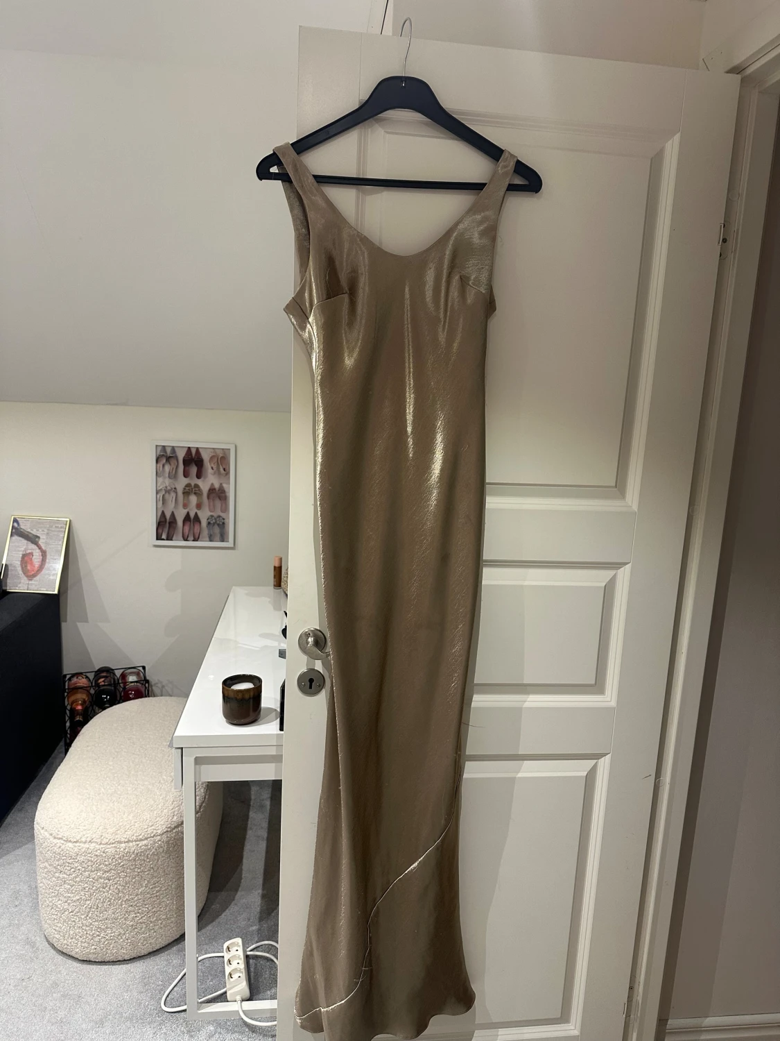 Champagnefärgad balklänning i satin