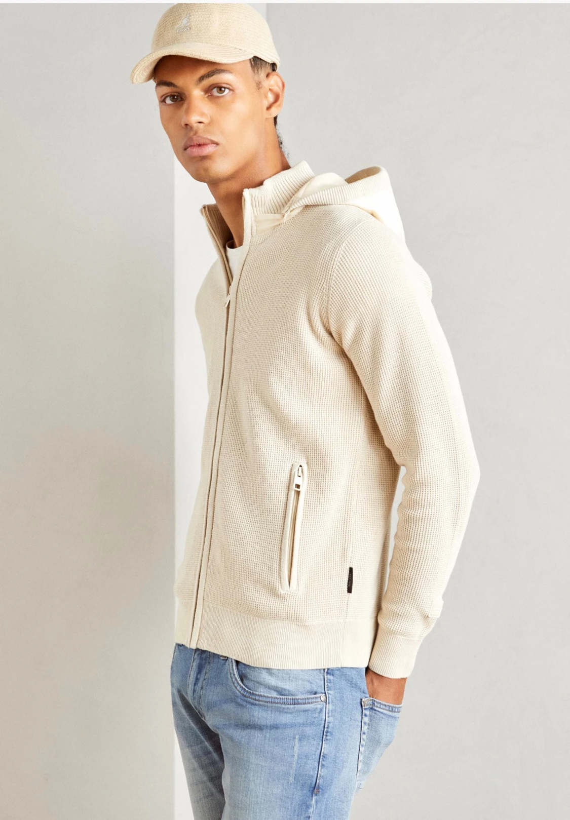 Beige stickad cardigan med huva