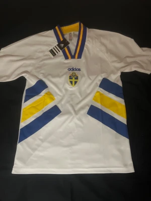 Sverige Landslagströja  - Sveriges borta-landslagströja från 1994 i storlek M. Helt ny och oanvänd 🙂