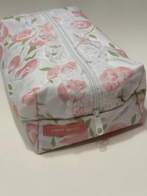 Handgjord necessär av second hand tyger - En handgjord necessär utav second hand tyger. Unik, hållbar och perfekt för att samla alla dina vardagsfavoriter i väskan. Fodrad och stängs med dragkedja. Endast ett unikt exemplar.                  Instagram: secondstitch.bymatilda 💕