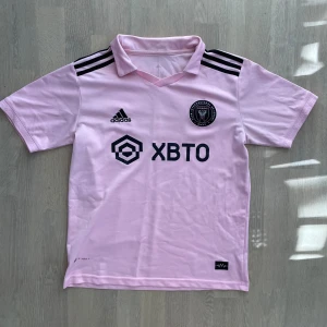 Inter miami fotbollströja - Säljer nu denna riktigt snygga Inter miami fotbollströjan då jag inte riktigt använder den längre! | Storlek S men passar S-M. | Bedöm skick utifrån bilderna. | Pris är ej diskuterbart! | Släng iväg en signal vid funderingar så svarar jag snabbt. |